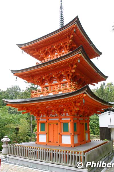 Three-Story Pagoda. Reconstructed in 2000. The original pagoda was destroyed by fire caused by lightning during the early Edo Period. It took six years to complete.
Keywords: shiga nagahama Lake Biwa Chikubushima Hogonji