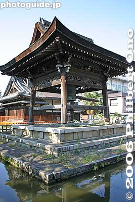 Belfry surrounded by a pond
Keywords: shiga nagahama daitsuji temple Buddhist Jodo Shinshu Otani
