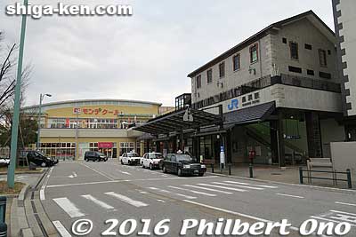 JR Nagahama Station flanked by Mondecool (Heiwado) supermarket.
Keywords: shiga nagahama station train