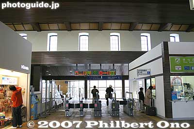 Turnstile entrance
Keywords: shiga nagahama JR train station