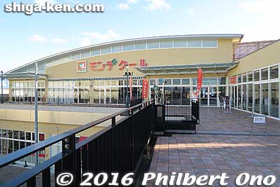 Second floor entrance to Mondecool (Heiwado), a new two-story shopping center that opened in Feb. 2015.
Keywords: shiga nagahama station mondecool heiwado supermarket shops