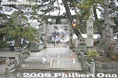 Another entrance to the shrine
Keywords: shiga nagahama hachimangu shrine shinto torii new year's oshogatsu