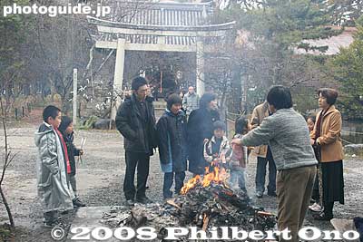 Fire bringing warmth
Keywords: shiga nagahama hachimangu shrine shinto