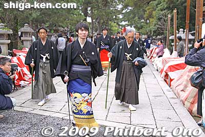 Men wearing sumo aprons also arrive at the shrine.
Keywords: shiga nagahama hikiyama matsuri festival float kabuki boys
