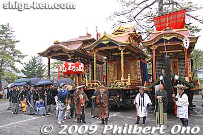 The hikiyama floats await at the shrine as everyone arrive. The hikiyama are about 7 meters high.
Keywords: shiga nagahama hikiyama matsuri festival float kabuki boys