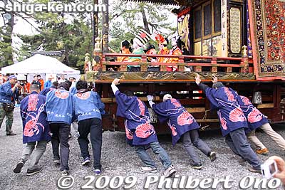 After the kabuki play ends, they pull and turn the hikiyama float and it goes toward central Nagahama through the shopping arcade where they will perform the same play again.
Keywords: shiga nagahama hikiyama matsuri festival float kabuki boys 