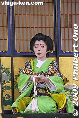 The next kabuki play started on another hikiyama. Amazing how a boy can look so feminine.
Keywords: shiga nagahama hikiyama matsuri festival float kabuki boys 