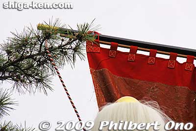 The sail of the boat float almost got caught on a tree branch as it was moved.
Keywords: shiga nagahama hikiyama matsuri festival float kabuki boys 