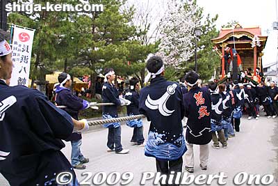 Pulling the boat float from the shrine.
Keywords: shiga nagahama hikiyama matsuri festival float kabuki boys 