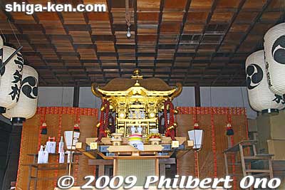 Portable shrine at the Otabisho.
Keywords: shiga nagahama hikiyama matsuri festival float kabuki boys 