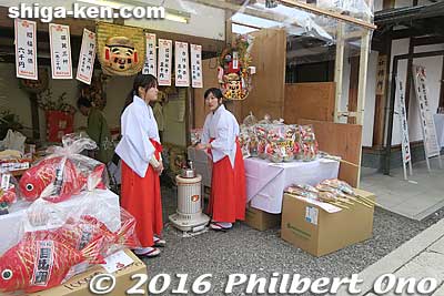 Selling decorations for Toka Ebisu
Keywords: shiga nagahama hokoku shrine toka ebisu