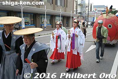 Toka Ebisu parade on the main road in Nagahama
Keywords: shiga nagahama hokoku shrine toka ebisu