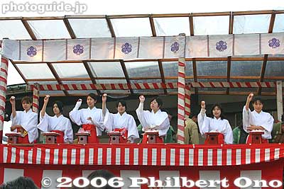 Shrine maidens ready to toss the mochi at Hokoku Shrine. Another highlight of Toka Ebisu.
Keywords: shiga prefecture nagahama shinto Hokoku shrine ebisu matsuri01