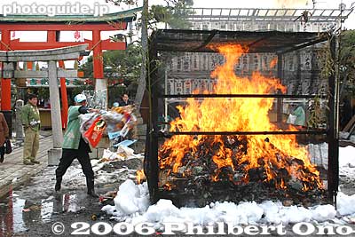 Burning old New Year's decorations, Hokoku Jinja, Nagahama, Shiga Pref.
Keywords: shiga prefecture nagahama shinto Hokoku shrine ebisu matsuri01 japanfuyu shigabestmatsuri