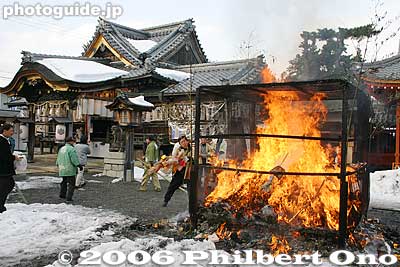 Burning of old New Year's decorations in mid-January
Keywords: shiga prefecture nagahama shinto Hokoku shrine ebisu