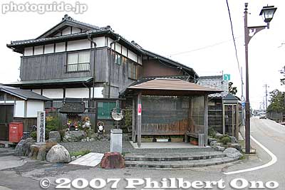 Monument and bus stop
Keywords: shiga nagahama ishida mitsunari birthplace