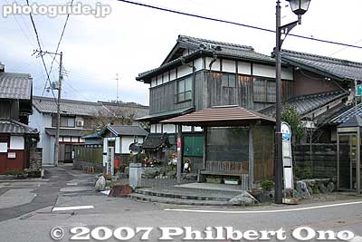 Road on left goes to Ishida's former residence.
Keywords: shiga nagahama ishida mitsunari birthplace