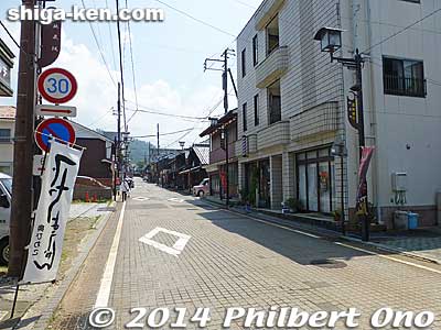 Kinomoto is a former post town along the old Hokkoku Kaido Road going to the Hokuriku region. This is Jizo-zaka slope leading to the Kinomoto Jizo-in temple. 地蔵坂
Keywords: shiga nagahama kinomoto-juku