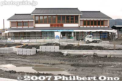 The front plaza was still under construction in Jan. 2007. 
Keywords: shiga nagahama kinomoto station