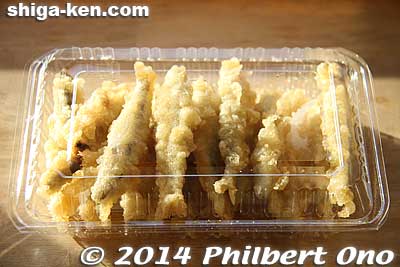 Ko-ayu sweetfish tempura, fresh out of the oil. Yummy!
Keywords: shiga nagahama Kohoku Mizudori Station michinoeki