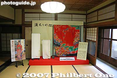 Room with Hama Chirimen display. Ando House [url=http://goo.gl/maps/iChBw]MAP[/url]
Keywords: shiga nagahama ando house hokkoku kaido road