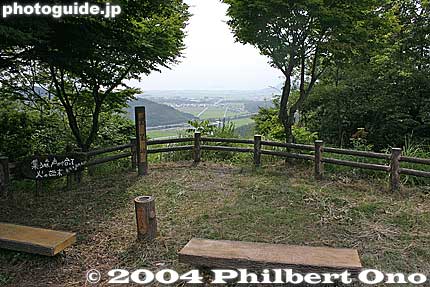 If you're walking up Mt. Odani, this is one of the best scenic viewpoints on Odani. Good place to rest too. 
Keywords: shiga nagahama kohoku-cho odani castle mt. mountain 