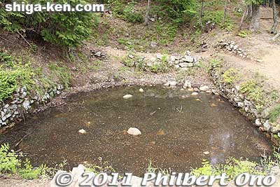Horse-washing Pond. There were two ponds, this bottom one to wash off the main dirt and another pond behind this one on the upper level for cleaner washing. On the left was the Horse Stable. 馬洗池
Keywords: shiga nagahama kohoku-cho odani castle mt. mountain 