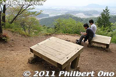 Sakura-no-Baba is also one of the best spots for scenic views atop Mt. Odani. These wooden "benches" are actually explanatory panels which never got completed.
Keywords: shiga nagahama kohoku-cho odani castle mt. mountain 