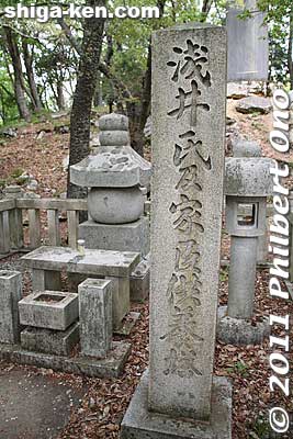 Memorial for the Azai clan in the Sakura-no-Baba. It's not a grave. Azai Nagamasa's grave (along with this father and grandfather's graves) is at Tokushoji temple in central Nagahama (photos at bottom).
Keywords: shiga nagahama kohoku-cho odani castle mt. mountain 