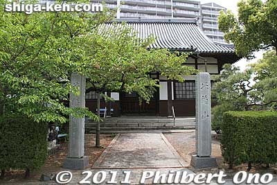 Tokushoji temple Hondo hall. The temple belongs to the Soto Buddhist Sect. After Toyotomi Hideyoshi defeated the Azai in the Battle of Anegawa and Odani Castle fell, he moved to Nagahama Castle and moved the temple to Nagahama Castle in 1595. 徳勝寺
Keywords: shiga nagahama Tokushoji temple azai nagamasa graves 