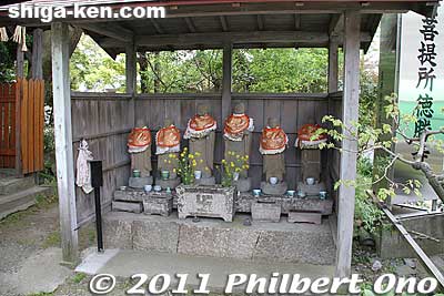 Jizo statues at Tokushoji temple.
Keywords: shiga nagahama Tokushoji temple azai nagamasa graves 