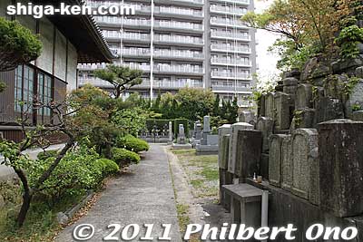 Walk past the Hondo hall toward the back and there is a cemetery that includes a special block for three graves.
Keywords: shiga nagahama Tokushoji temple azai nagamasa graves 