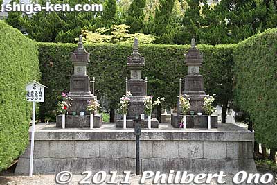 From left to right, the graves of Azai Nagamasa, Sukemasa, and Hisamasa at Tokushoji temple in Nagahama, Shiga. 長浜市徳勝寺
Keywords: shiga nagahama Tokushoji temple azai nagamasa graves 