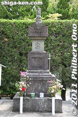 Grave of Azai Nagamasa (1545-1573) at Tokushoji temple in Nagahama, Shiga. He was the third lord of Odani Castle. 浅井長政の墓 長浜市徳勝寺
Keywords: shiga nagahama Tokushoji temple azai nagamasa graves 