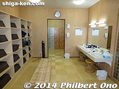 Changing room. Bright and clean. You can store your clothing in a large basket on the left or use the lockers.
Keywords: shiga nagahama sugatani onsen spa hot spring bath