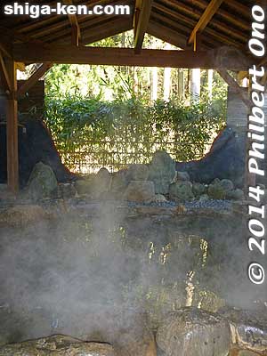 The outdoor bath is at the foot of a hill. You can gaze at the green trees and sky while bathing.
Keywords: shiga nagahama sugatani onsen spa hot spring bath