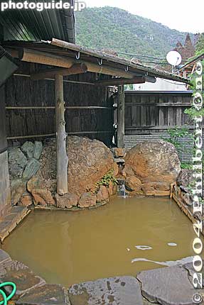The old outdoor hot spring bath at the old Sugatani Spa in mid-2004 before the new building was completed.
Keywords: shiga nagahama sugatani onsen spa hot spring bath