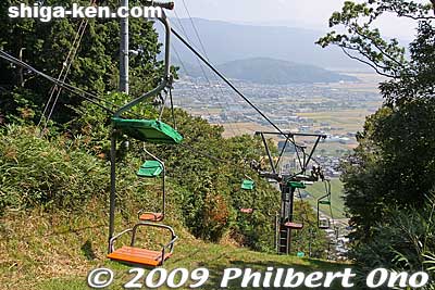At the top of the chair lift. Mt. Shizugatake chair lift (500 meters long) started operating in Aug. 1959. It takes 6 minutes to go up to the top.
Keywords: shiga nagahama kinomoto mt. shizugatake