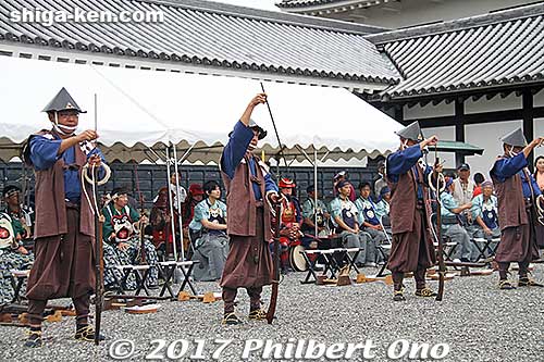 This battalion was from Tanegashima island in Kagoshima Prefecture (Kyushu). That's where guns were first introduced to Japan from Europe in 1543 and forever changed warfare in Japan.
Keywords: shiga nagahama shusse matsuri festival matchlock gun castle