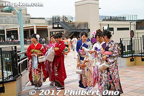 Women in furisode kimono who visit the city for this kimono party are eligible to win prizes in a drawing held at Daitsuji Temple in the afternoon.
Furisode kimono are kimono with long sleeves going down below the knees. They are worn by single women. Married women wear kimono with shorter sleeves. And so most of the kimono women are in their teens to 30s.
Keywords: shiga nagahama shusse matsuri festival kimono ladies women