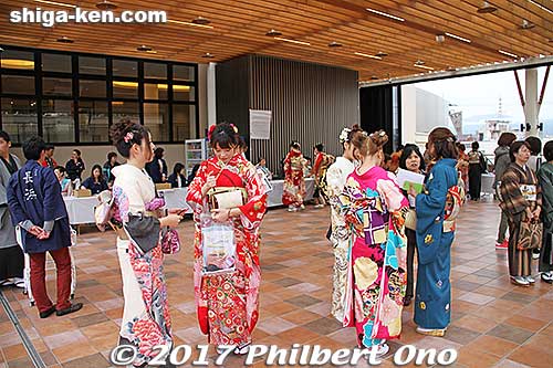 The kimono women first had to register at Ekimachi Terrace where they receive a lottery number for the grand prize drawing. Photographers also had to register here and get a permission tag to photograph the women.
The grand prize is a free trip for two to Hawaii.
Keywords: shiga nagahama shusse matsuri festival kimono ladies women