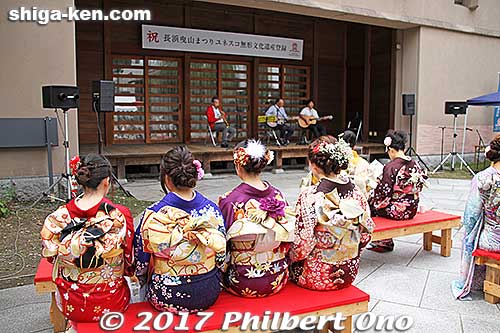 At the Hikiyama Museum, stage entertainment.
Keywords: shiga nagahama shusse matsuri festival kimono ladies women