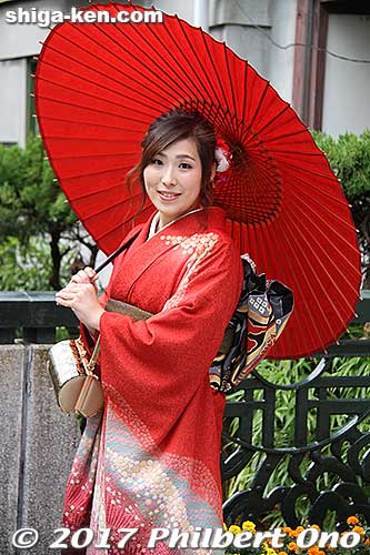 The woman might even bring a prop like a red umbrella. Nagahama, Shiga.
Keywords: shiga nagahama shusse matsuri festival kimono ladies women kimonobijin