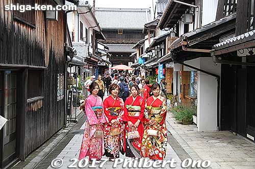 Nagahama has a nice photogenic area with traditional buildings where the women could stroll, hang out, and pose for photos. This path leads to Daitsuji temple where the prize drawing would be held.
Keywords: shiga nagahama shusse matsuri festival kimono ladies women