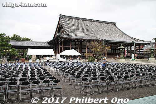This is Daitsuji Temple, Nagahama's largest Buddhist temple (Higashi Honganji) large enough to seat up to 1,000 women. 
The kimono ladies will gather here by 2 pm for the grand prize drawing.
Keywords: shiga nagahama shusse matsuri festival kimono ladies women