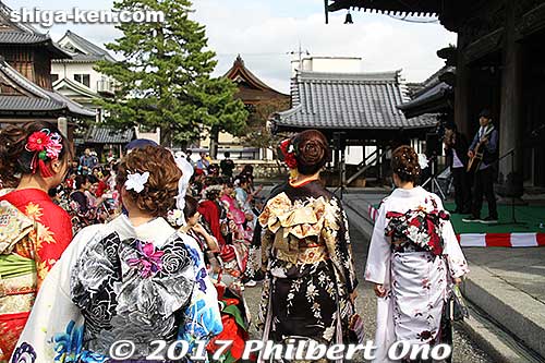 More kimono ladies start to arrive.
Keywords: shiga nagahama shusse matsuri festival kimono ladies women
