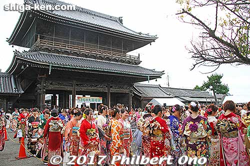 After all the big prizes were given out, the remaining women were eligible to receive door prizes so they stood in line for that.
Keywords: shiga nagahama shusse matsuri festival kimono ladies women