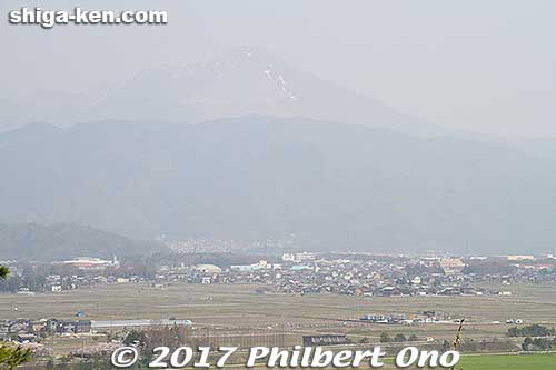 Mt. Ibuki as seen from Mt. Toragozen-yama.
Keywords: shiga nagahama Torahime Toragozen sakura cherry blossoms flowers