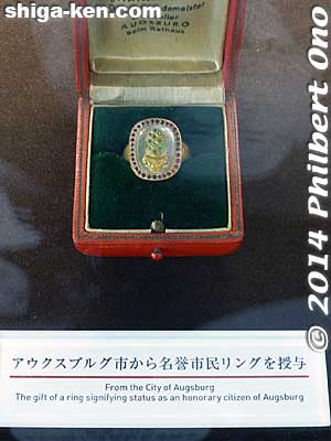 Yamaoka Magokichi was awarded this ring from Augburg, Germany, making him an honorary citizen. Yamaoka had built a stone monument for Rudolf Diesel in Augsburg, a sister city of Nagahama.
Keywords: shiga nagahama yanmar museum