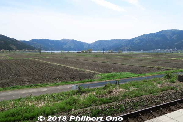 From JR Yogo Station on the JR Hokuriku Line, there's a view of Lake Yogo and the rice paddies before it. This is in April when farmers are preparing the soil for rice.
Keywords: shiga nagahama lake yogo